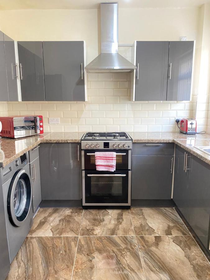 Entire 4 Bedroom House - Ev Point & Free Parking Liverpool Dış mekan fotoğraf