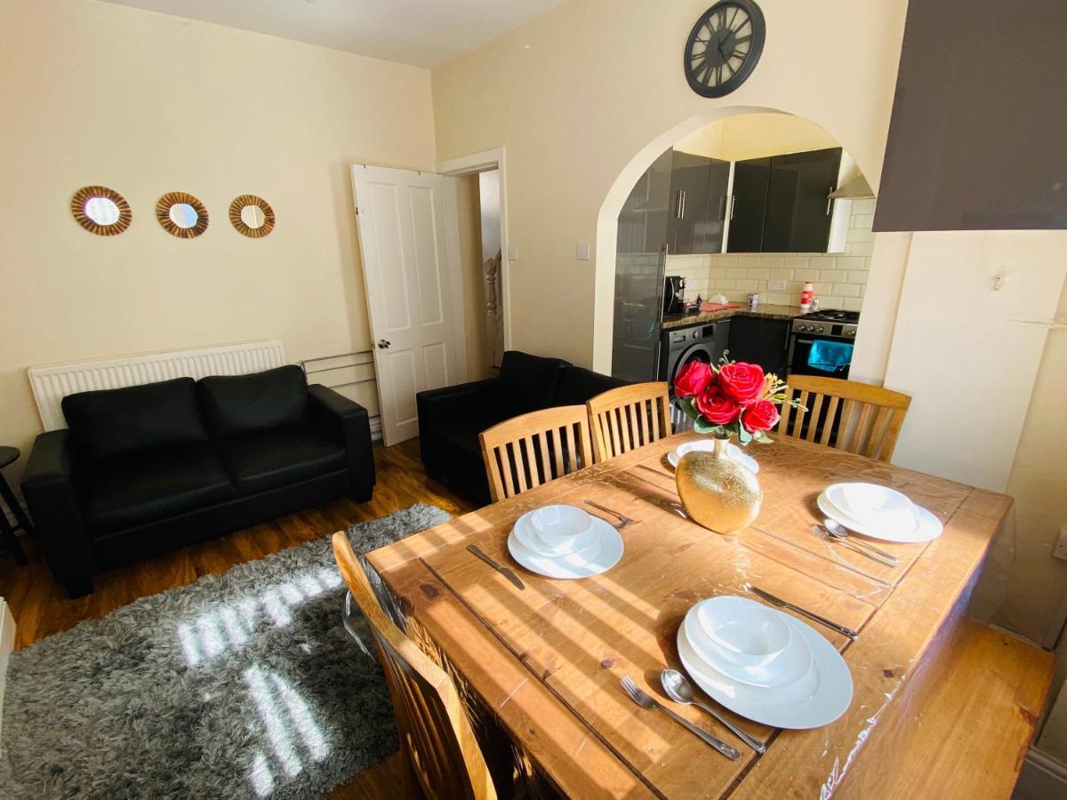 Entire 4 Bedroom House - Ev Point & Free Parking Liverpool Dış mekan fotoğraf