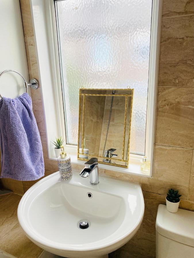 Entire 4 Bedroom House - Ev Point & Free Parking Liverpool Dış mekan fotoğraf